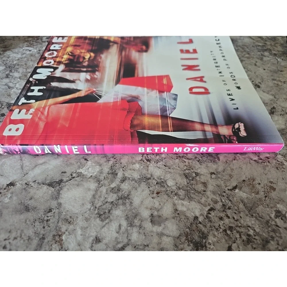 Daniel - Bible Study Book: Lives of Integrity, Words of Prophecy‎ Beth Moore